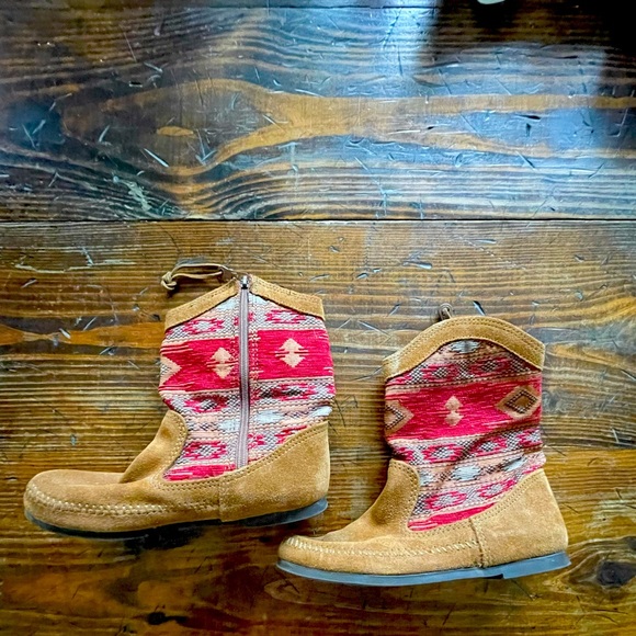 Minnetonka suede boots size 6 - Picture 1 of 5